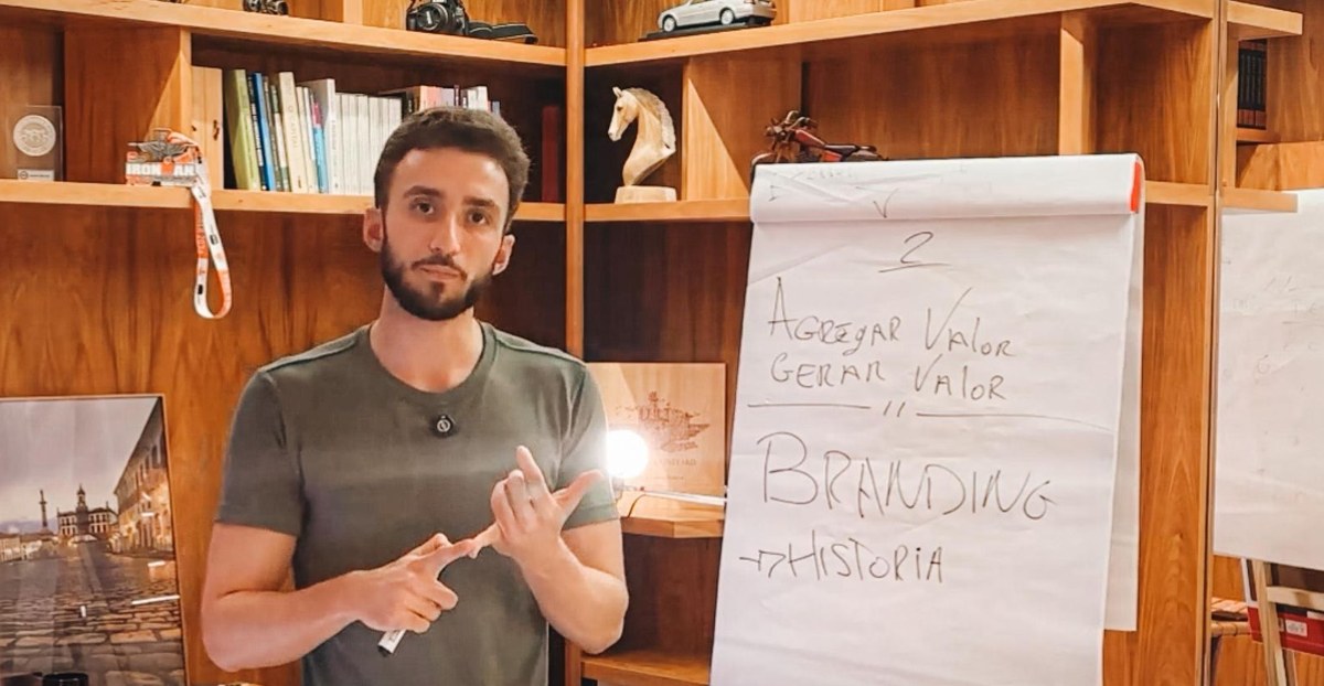 Arthur Tropia explicando um raciocínio num flipchart